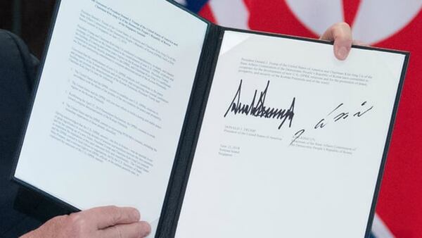 Donald Trump mostrÃ³ el documento del acuerdo firmado con Kim Jong-un.