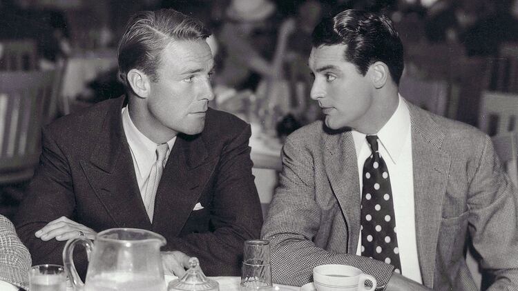 Randolph Scott y Cary Grant, galanes en la década de oro del cine. Tuvieron que ocultar su relación y ambos estaban casados con mujeres (Paramount/Kobal/Shutterstock) 