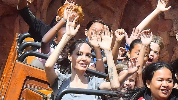 Angelina Jolie junto a sus hijos en Disney (Grosby Group)