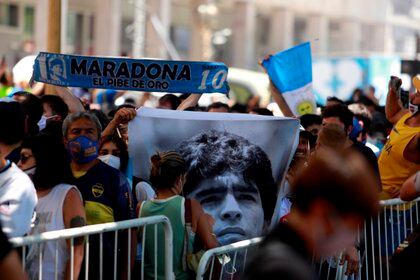 Postal del homenaje a Maradona en las largas colas para ofrecerle la última despedida en la Casa Rosada (EFE / Demian Alday Estévez),