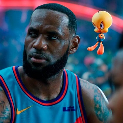 El canario Tweety junto a LeBron James