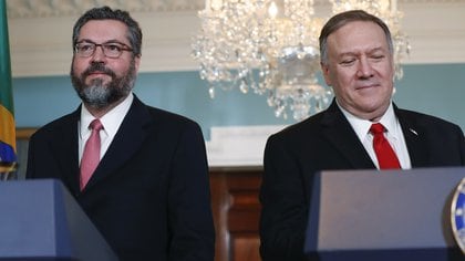 El ministro de Relaciones Exteriores de Brasil, Ernesto Araújo, junto al secretario de Estado, Mike Pompeo. (AP Photo/Pablo Martinez Monsivais)