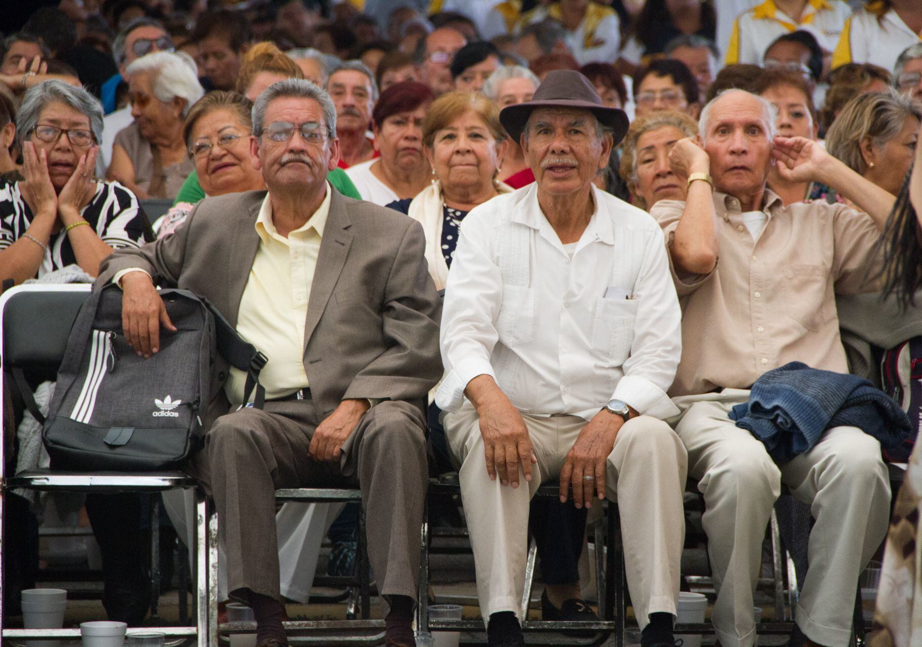 CIUDAD DE MEXICO. 28AGOSTO2019.- Decenas de adultos mayores, acudieron solos o en compañía de algún familiar, al festejo por el día del abuelo, que se realizó en la explanada central de la alcaldía de Venustiano Carranza. Efectivos de la Guardia Nacional en las inmediaciones de la demarcación.FOTO: VICTORIA VALTIERRA / CUARTOSCURO.COM
