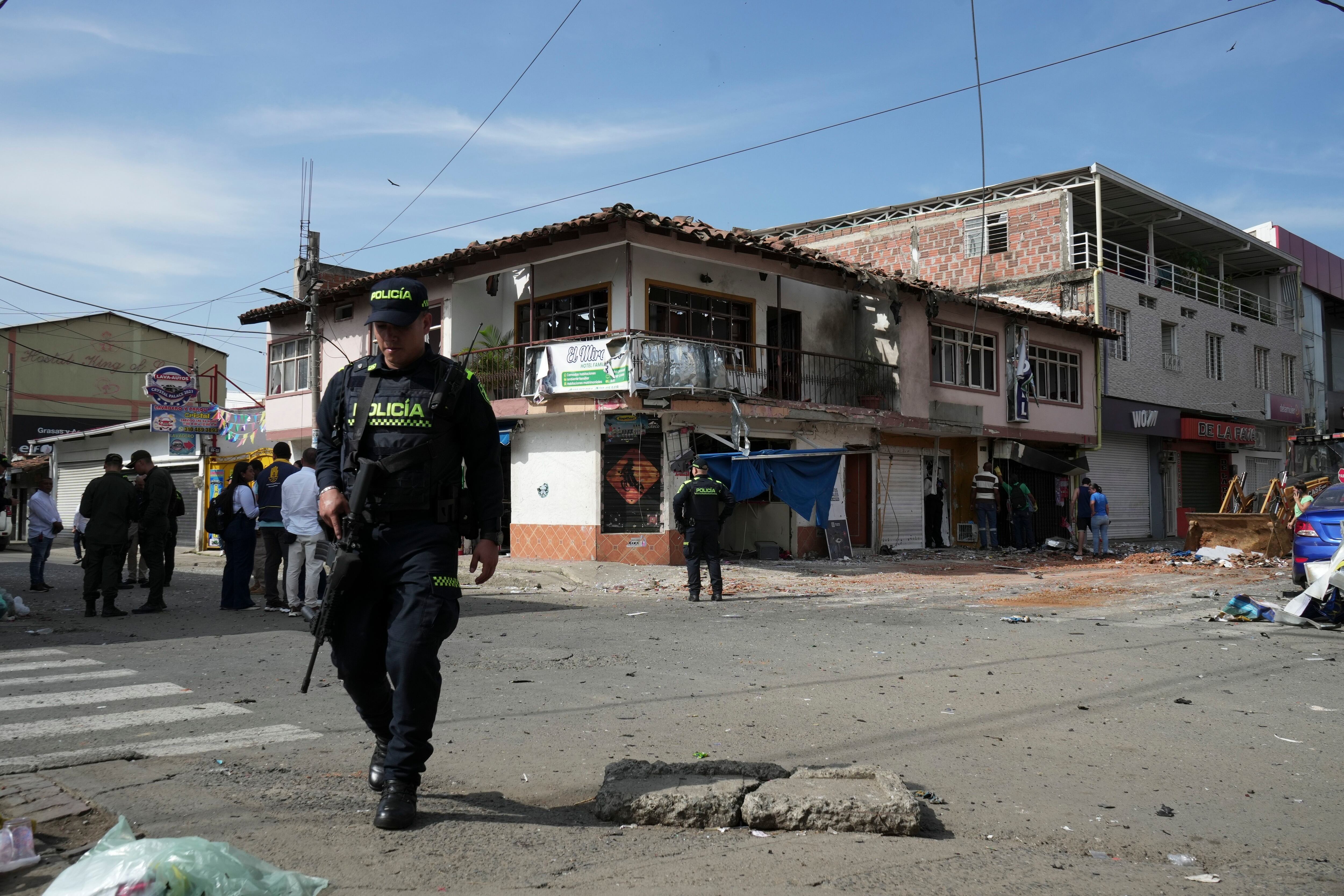 La policía patrulla la zona después de que una motocicleta bomba explotara en un hotel en el que se alojarían algunos policías en Jamundí, Колумбия, el lunes 20 Може 2024. (AP Foto/Juan B Díaz)