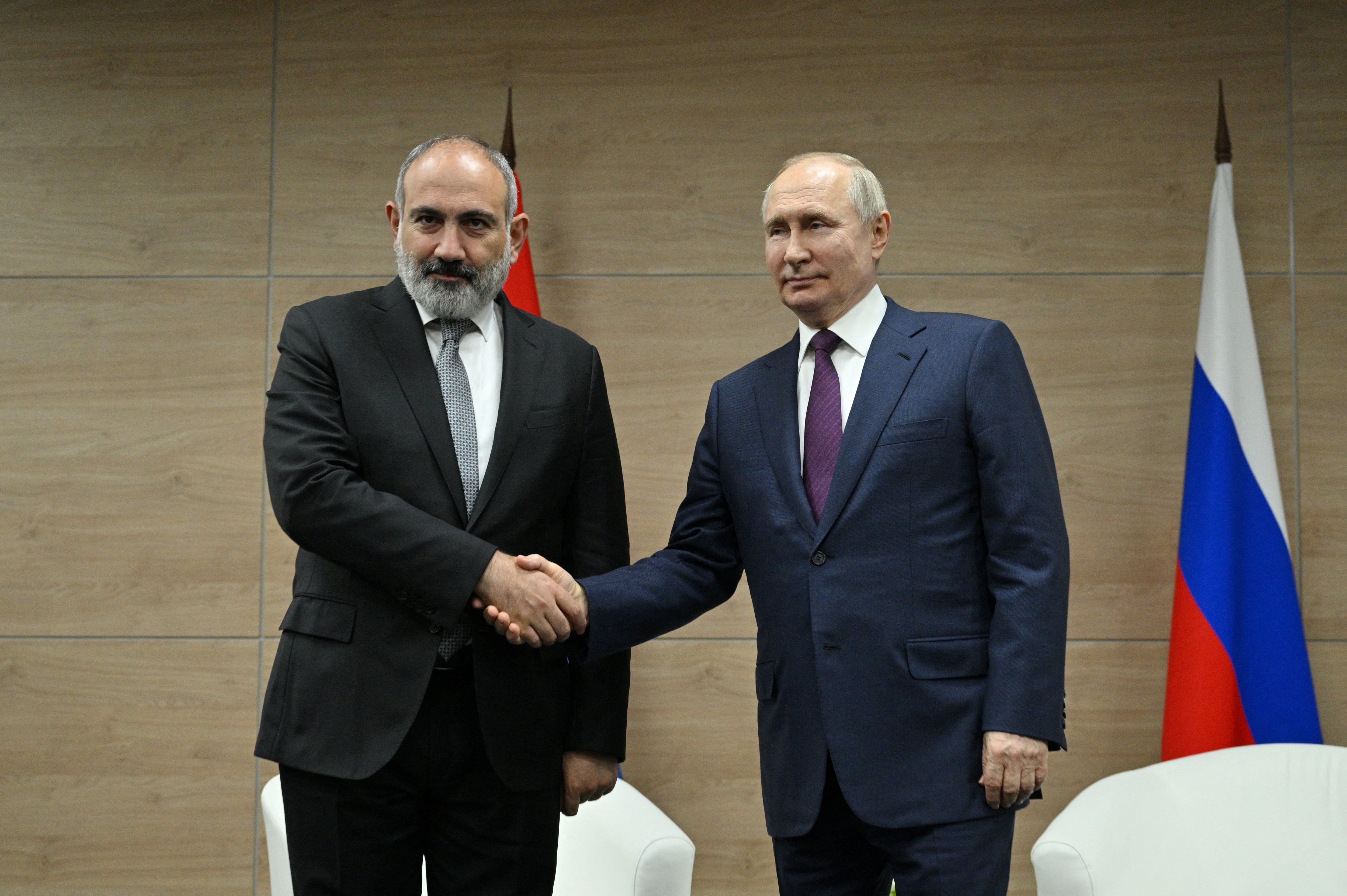 El presidente ruso, Vladímir Putin, se reúne con el primer ministro armenio, Nikol Pashinyan, en Sochi, Rusia, el 9 de junio de 2023 (Ramil Sitdikov via REUTERS)