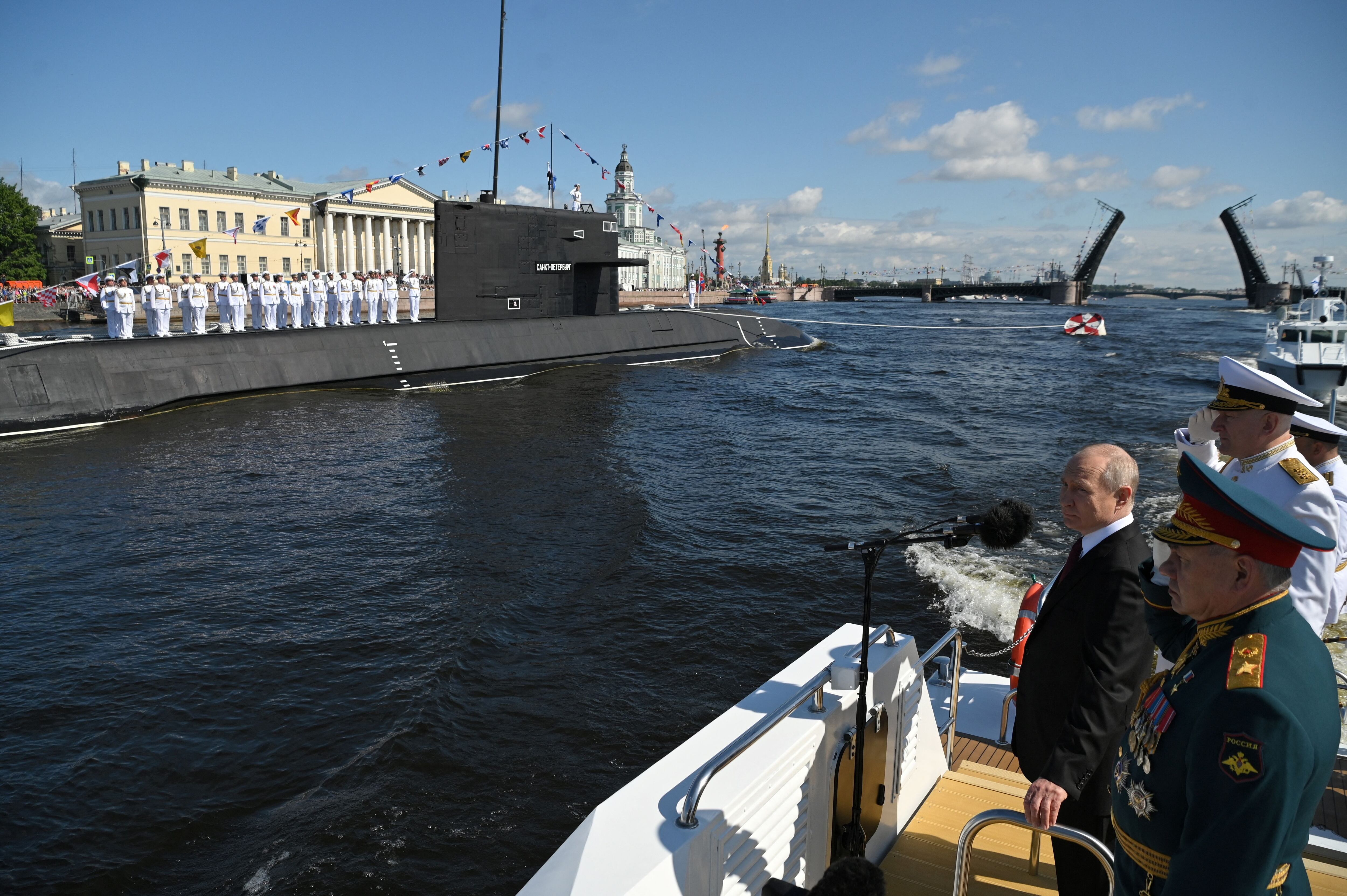 Putin pasa revista de un submarino en el desfile (Sputnik/Reuters)