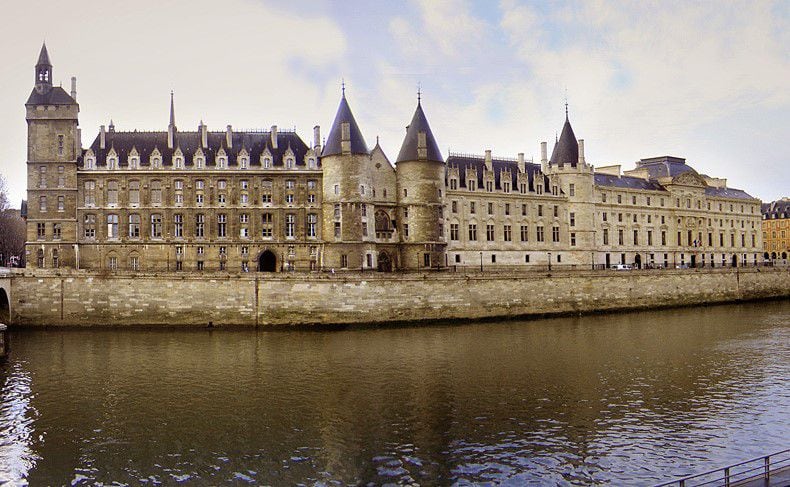 Antiguamente un palacio real, los revolucionarios transformaron a La Conciergerie en la cárcel más grande de París. Alli estuvo encerrada María Antonieta