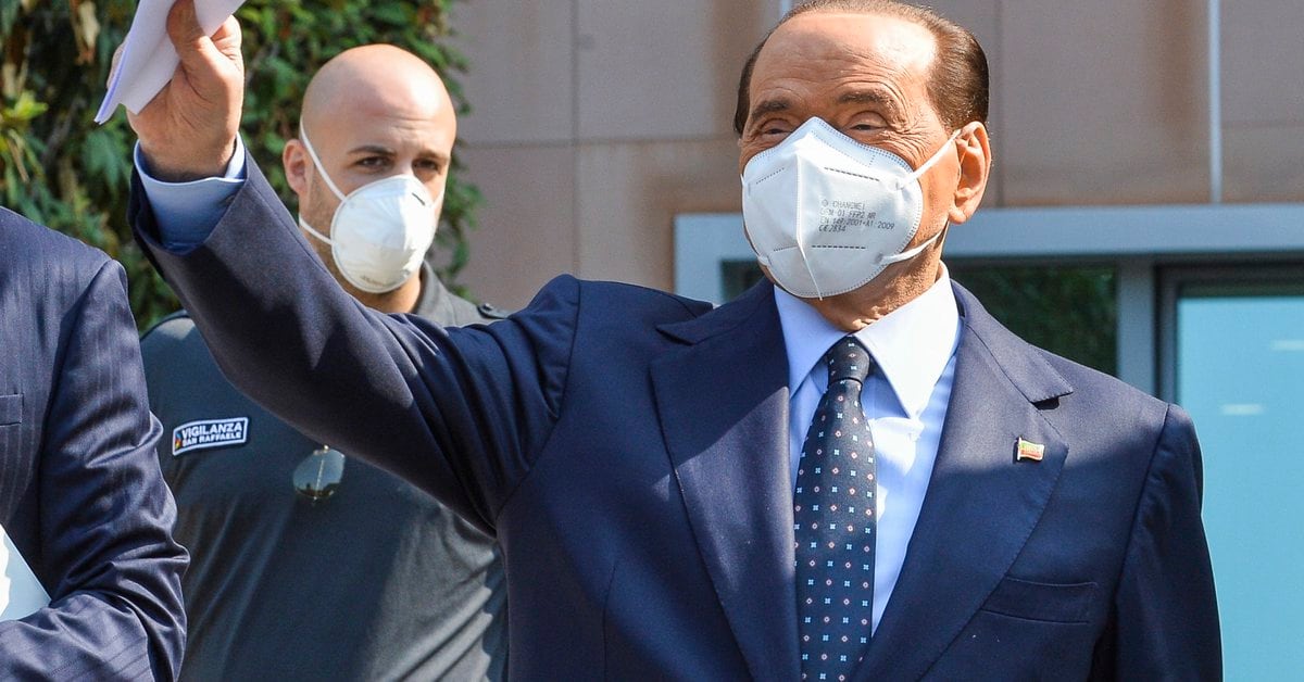 Silvio Berlusconi leaves the hospital after 24 days of controls