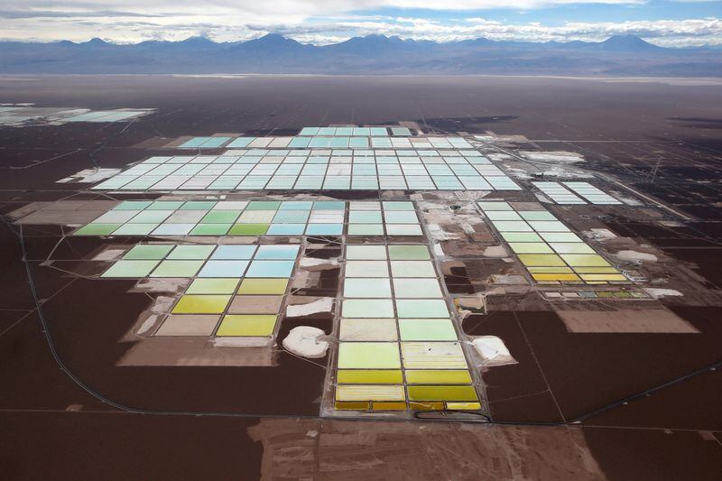 Vista aérea de piscinas de salmuera y las áreas de procesamiento de la mina de litio de Soquimich (SQM) en el salar de Atacama, en el norte de Chile (REUTERS/Ivan Alvarado)