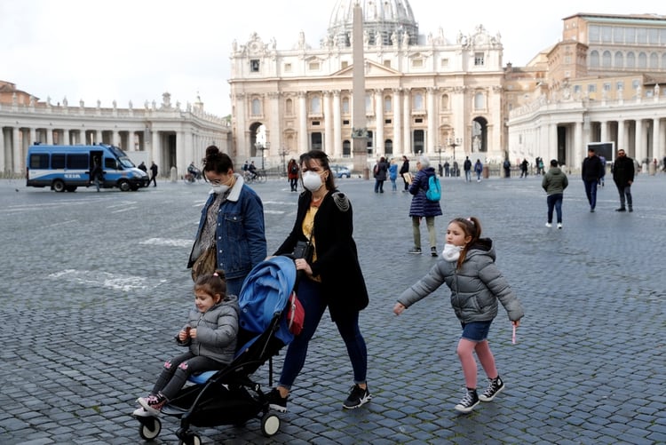 Turistas con barbijos este viernes en el Vaticano (REUTERS/Remo Casilli)