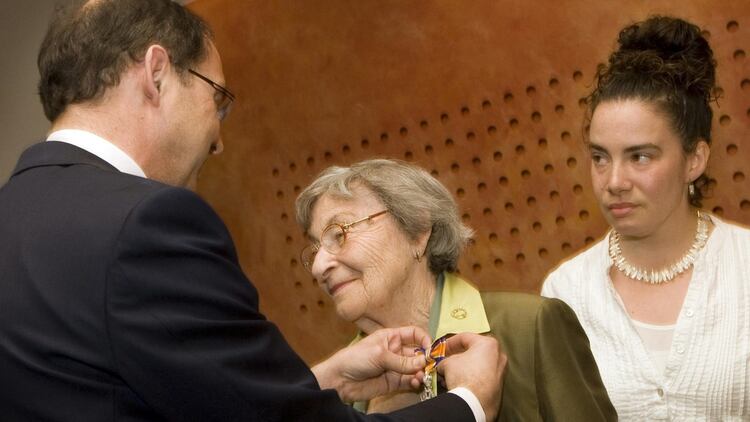 Selma Engel, acompañada por una de sus nietas, recibe un premio del ministro de salud holandés, Ab Klink, en una ceremonia para conmemorar el 65 aniversario de la liberación de Sobibor (AFP)