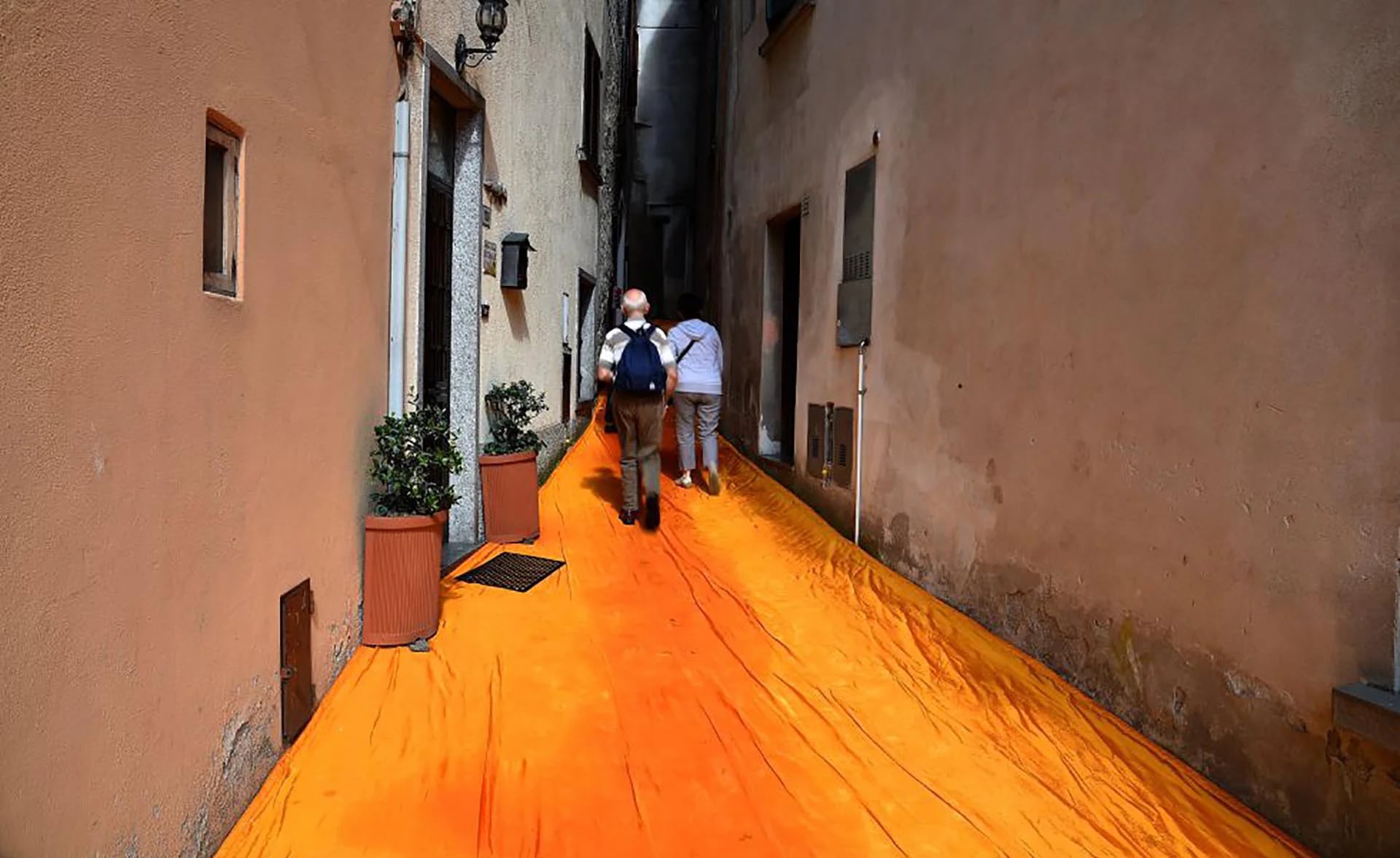 El camino de tela se extiende, más allá de los muelles, a lo largo de 2,5 kilómetros por calles peatonales de Sulzano y Peschiera Maraglio