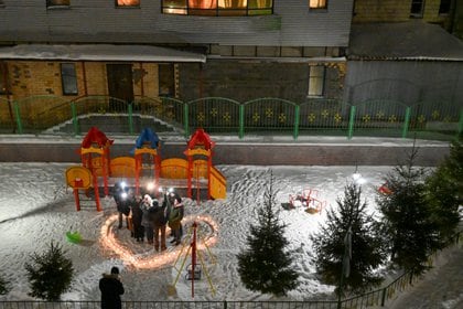 En la noche de San Valentín, algunas personas realizaron corazones con velas colocadas en el suelo (REUTERS/Alexey Malgavko)