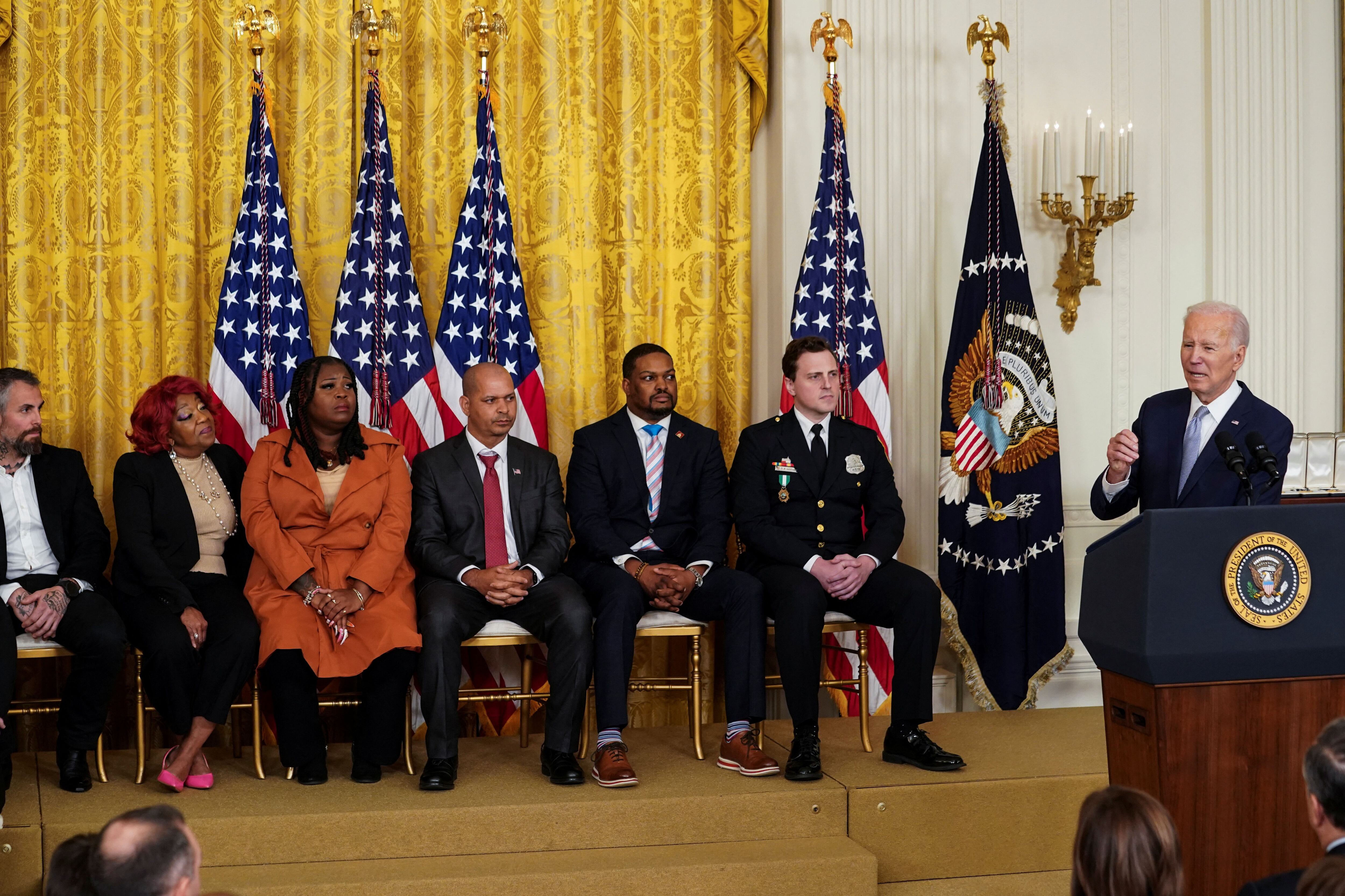 “La historia los recordará por su valentía y coraje”, dijo Biden en un acto conmemorativo en la Casa Blanca antes de entregar las medallas. (REUTERS)