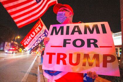Simpatizantes del presidente de EE.UU., Donald Trump, salen a las calles de Miami, este 3 de noviembre de 2020. EFE/Cristóbal Herrera