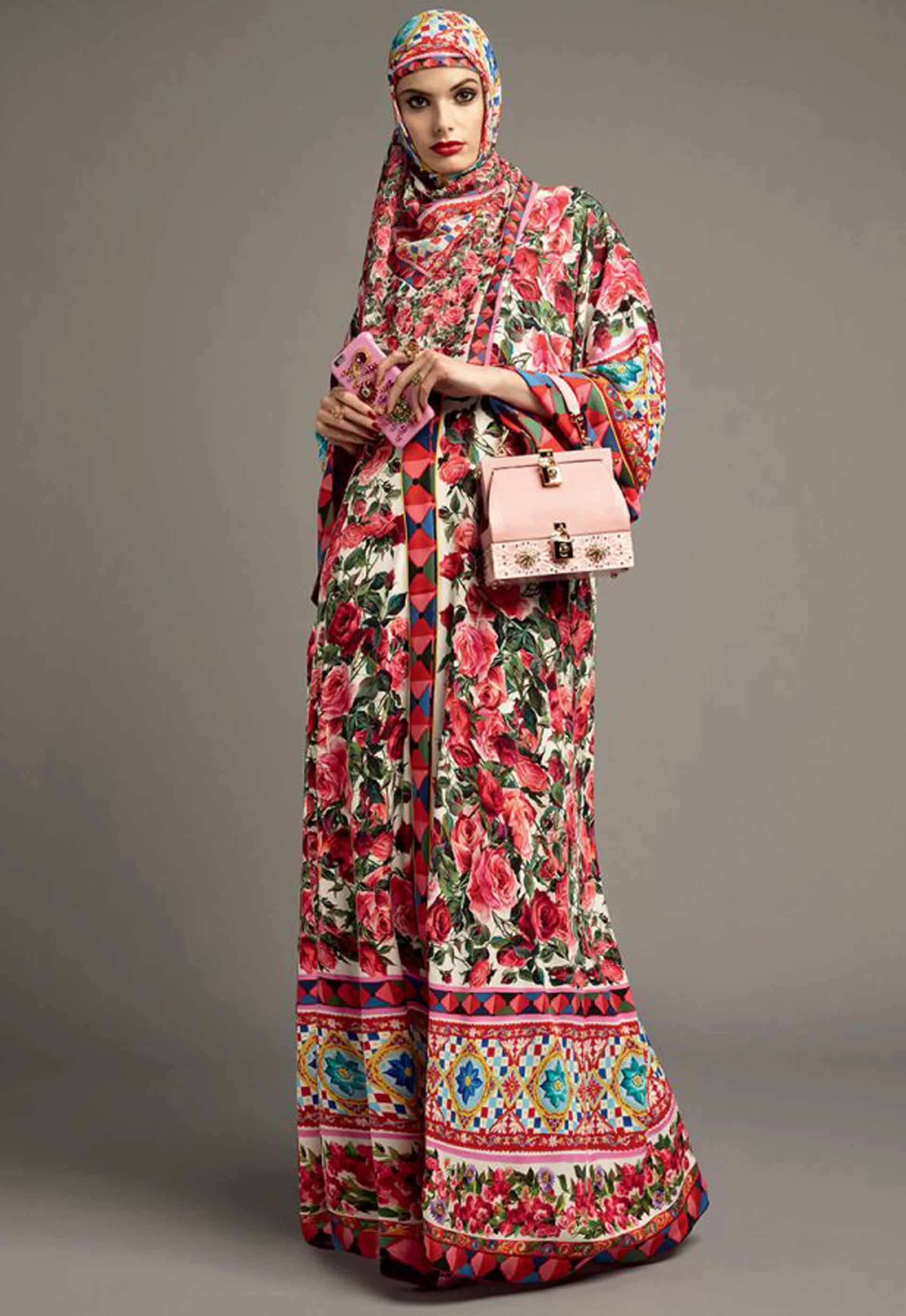 Total look floreado y de estampas ópticas (Vogue Arabia)