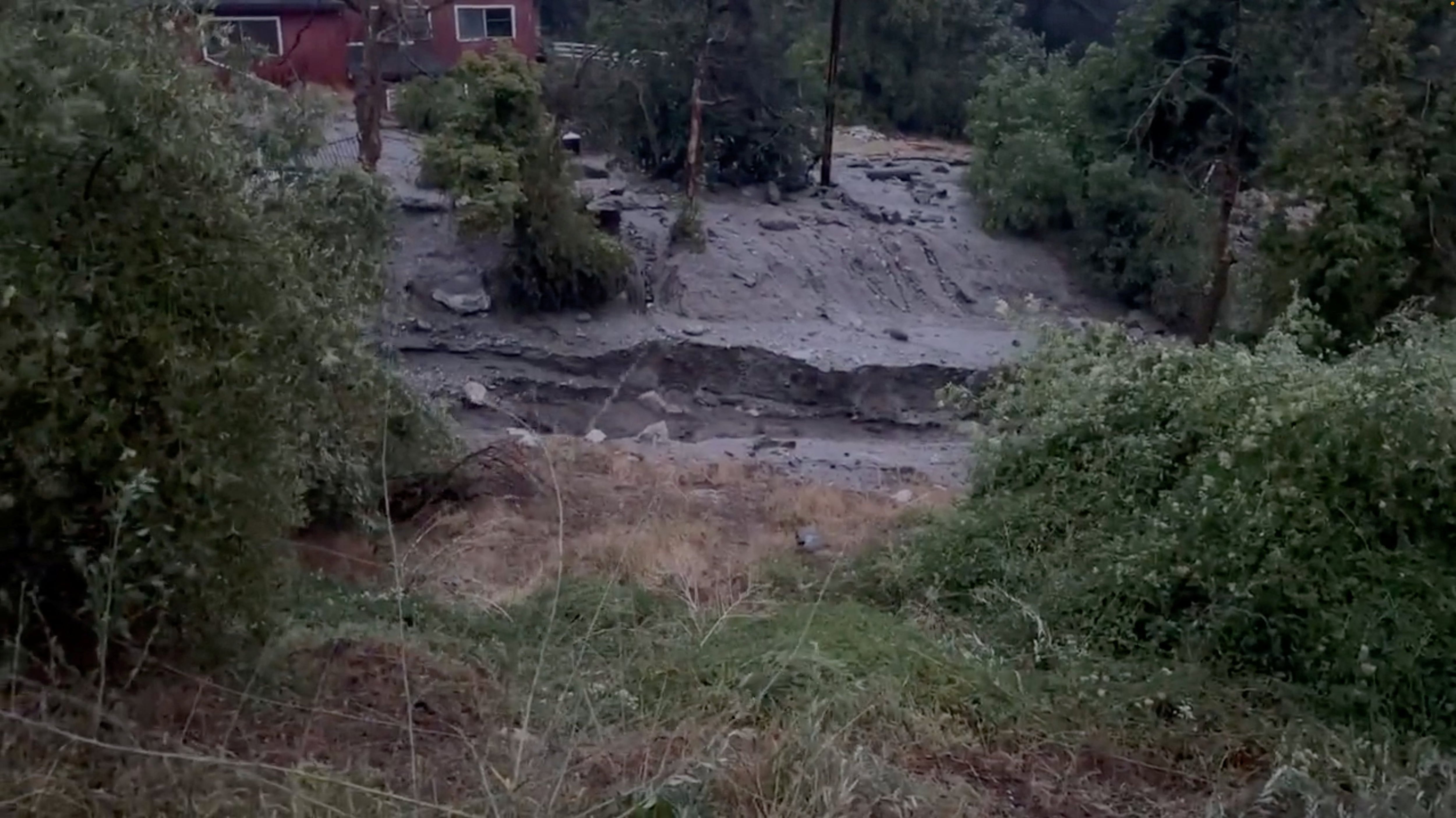 Una vista de la inundación y los escombros que brotan durante la tormenta tropical Hilary en Oak Glen, California.