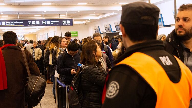 Demoras y cancelaciones de vuelos en Aeroparque al inicio del fin de semana largo (Thomas Khazki)