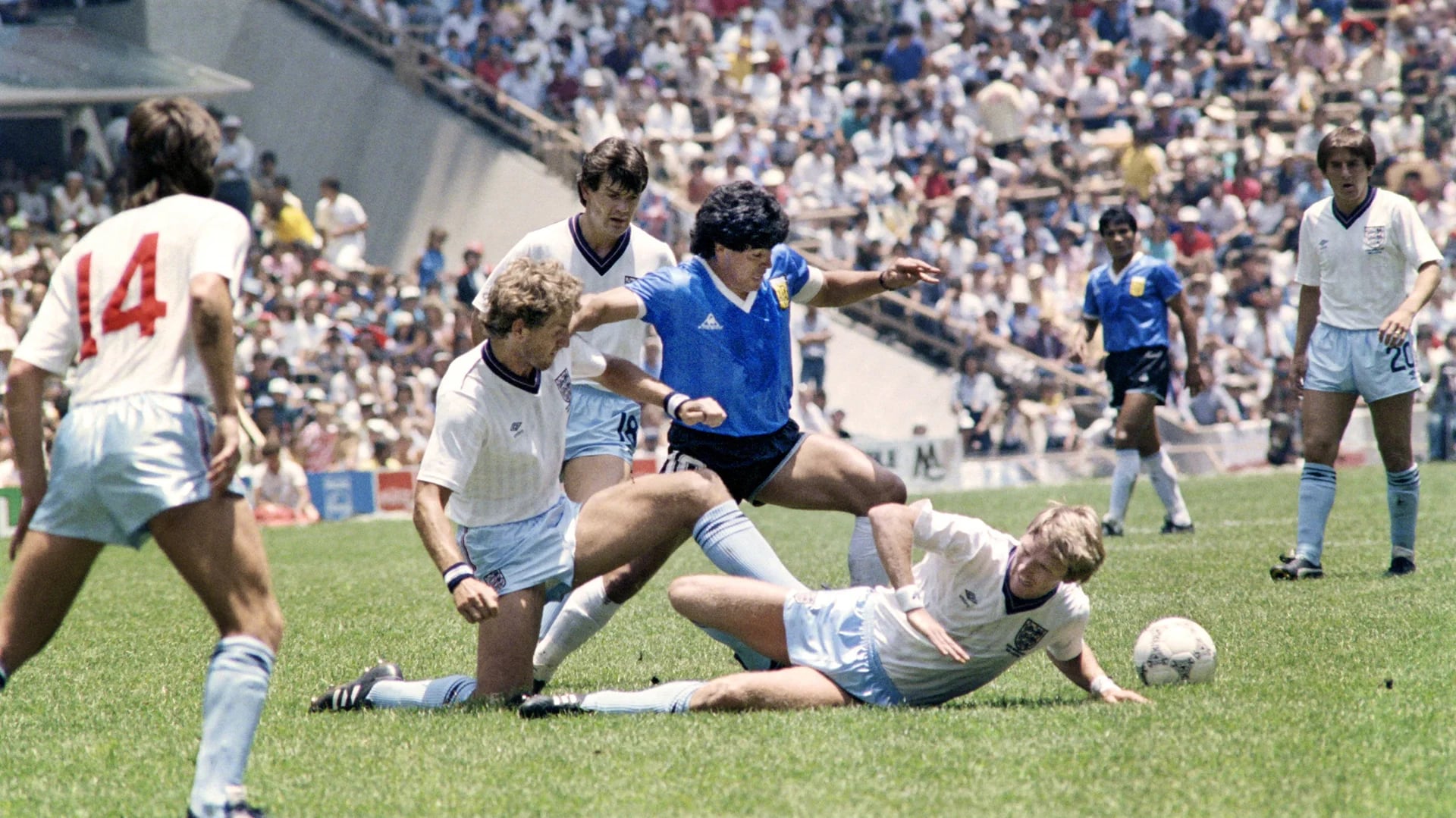 Diego supera a cuanto jugador inglés se le pone en el camino y en apenas 10,6 segundos marca el mejor gol de la historia de los Mundiales (AFP)