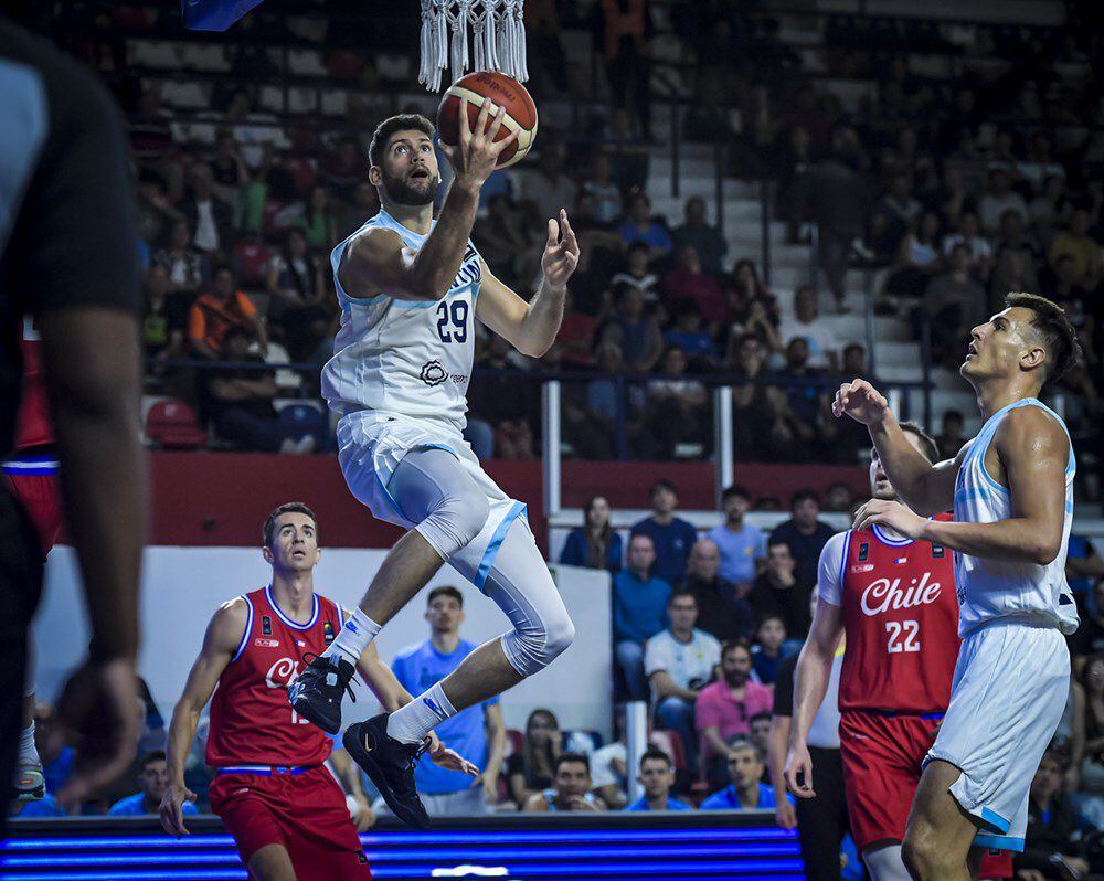 Patricio Garino lanza una bandeja pasada en el partido entre Argentina y Chile por la semifinal del Pre-Claificatorio OlÃ­mpico en Santiago del Estero (CrÃ©dito: FIBA)