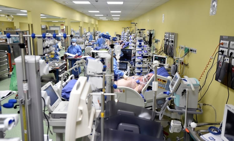 Los médicos tratan de salvar a los miles de pacientes internados (REUTERS/Flavio Lo Scalzo)