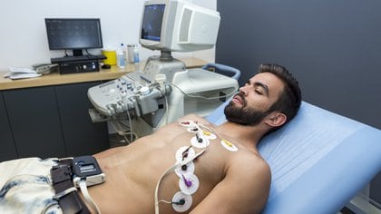 Según el infectólogo del Hospital Militar Central Mariano Sasiain, "el seguimiento posterior depende un poco de los antecedentes del paciente, es decir en cuanto a la edad y a las comorbilidades que tenga y la presentación clínica de la enfermedad por COVID-19 que ha presentado" (Shutterstock)