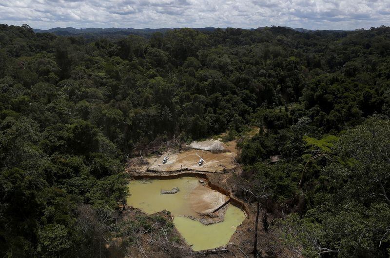 Una mina de oro ilegal se ve durante una operación de la agencia mediocambiental contra la minería ilegal en tierras indígenas, en el corazón de la Amazonia, en el estado de Roraima (REUTERS/Bruno Kelly/Archivo)