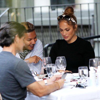 Jennifer Lopez disfrutó un almuerzo en Manhattan con un grupo de amigos. La popular actriz y cantante acaba de comprar con su pareja, Alex Rodríguez, una mansión en Miami de 40 millones de dólares (Foto: Grosby Group) 