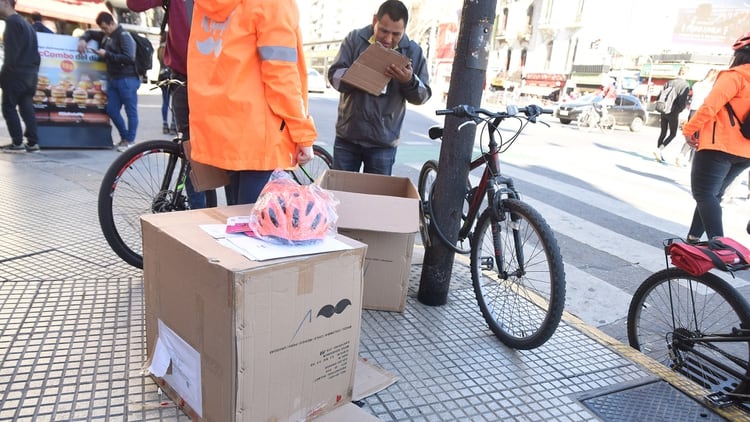 Operativo contra un repartidor de Rappi (Foto: Franco Fafasuli)