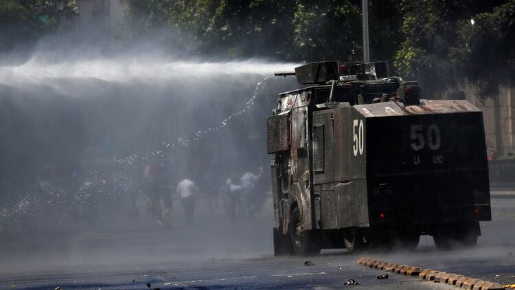 Los carabineros intentan dispersar a los manifestantes (Reuters)
