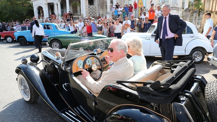 El príncipe Carlos y su esposa Camila en La Habana (Reuters)