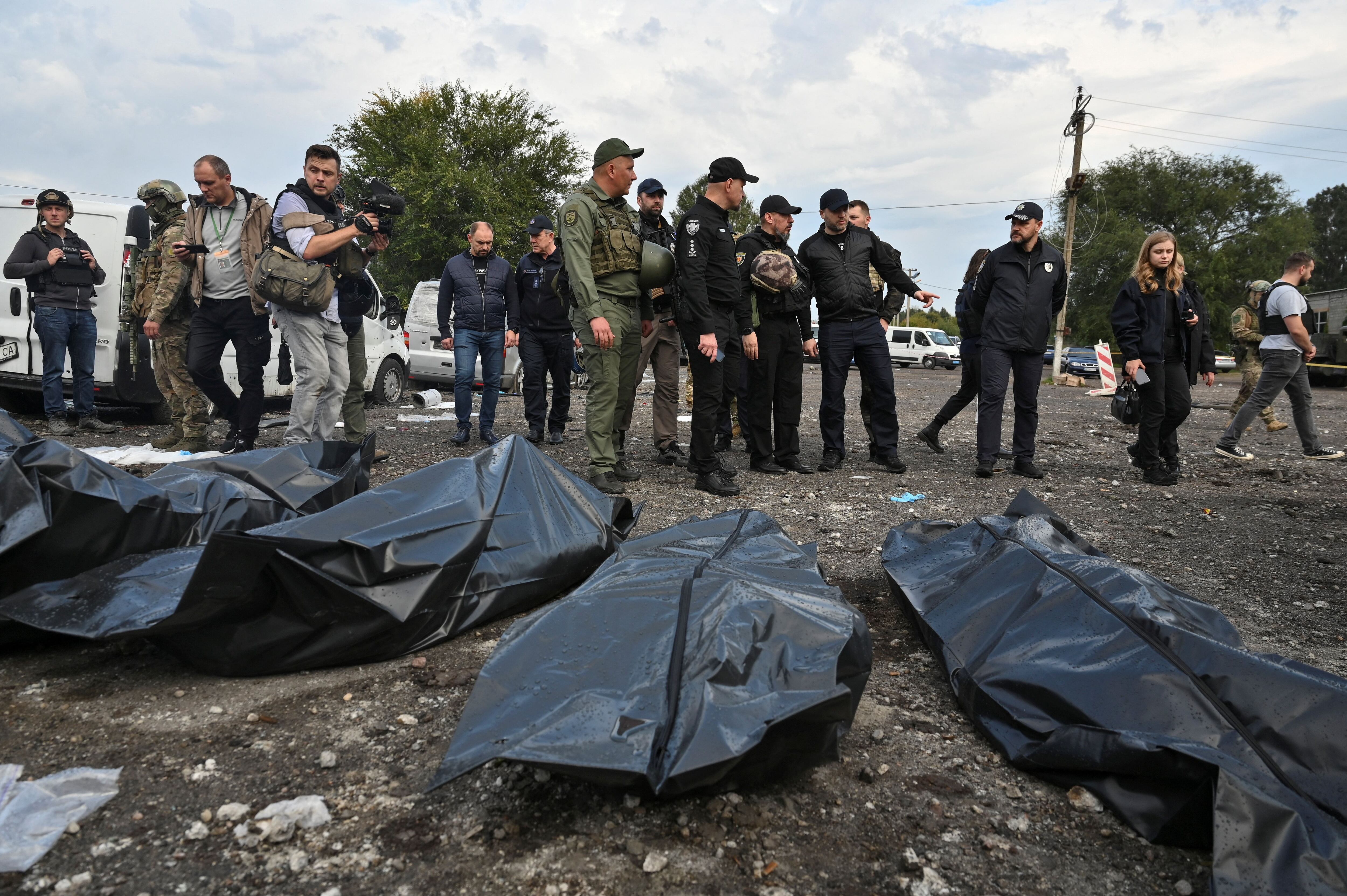 El ministro del Interior ucraniano, Denys Monastyrskyi, se encuentra junto a los cuerpos cubiertos de las personas muertas por un ataque de misiles rusos en Zaporizhzhia, Ucrania 30 de septiembre de 2022. REUTERS/Stringer