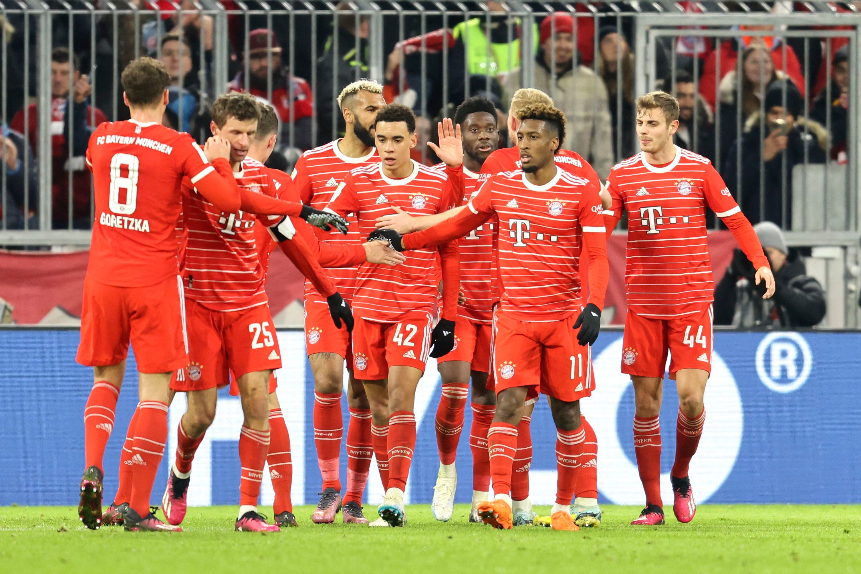 Los jugadores del Bayern Múnich celebran el gol de Kingsley Coman (segundo a la derecha) durante el partido contra Union Berlín en la Bundesliga, el domingo 26 de febrero de 2023. (AP Foto/Alexandra Beier )