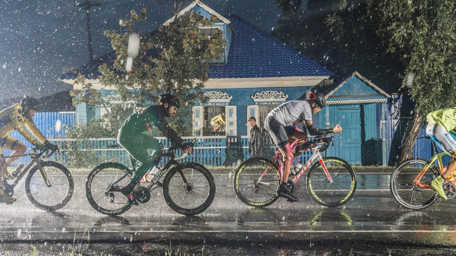En Rusia, a lo largo de los 9100 kilómetros recorridos, tuvo que pedalear bajo lluvia, con sol, de día, de noche, y a través de nueve husos horarios diferentes.