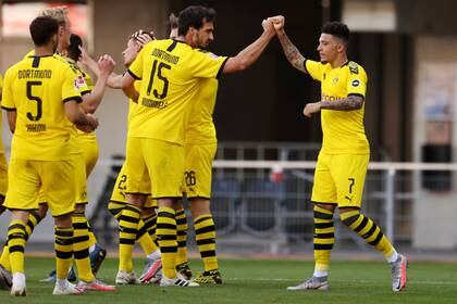 El saludo en los goles en tiempos de coronavirus. Aquí, en la Bundesliga, la primera gran liga en reanudar su actividad (Lars Baron/Pool via REUTERS) 