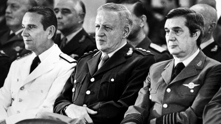 La Junta Militar de la dictadura argentina en 1982: Isaac Anaya, Leopoldo Galtieri y BasilioLami Dozo