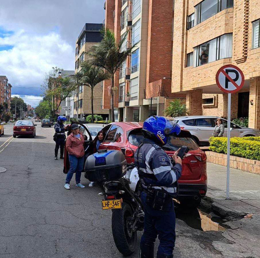Las autoridades recomendaron a los conductores estacionarse en las zonas aptas para ello - crédito Movilidad Bogotá