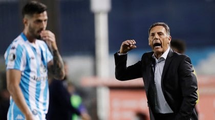 Miguel Russo prepara el equipo de Boca que buscará la remontada ante Racing por la Copa Libertadores, tras la derrota 1-0 por la ida de los cuartos de final (REUTERS/Juan Ignacio Roncoroni)