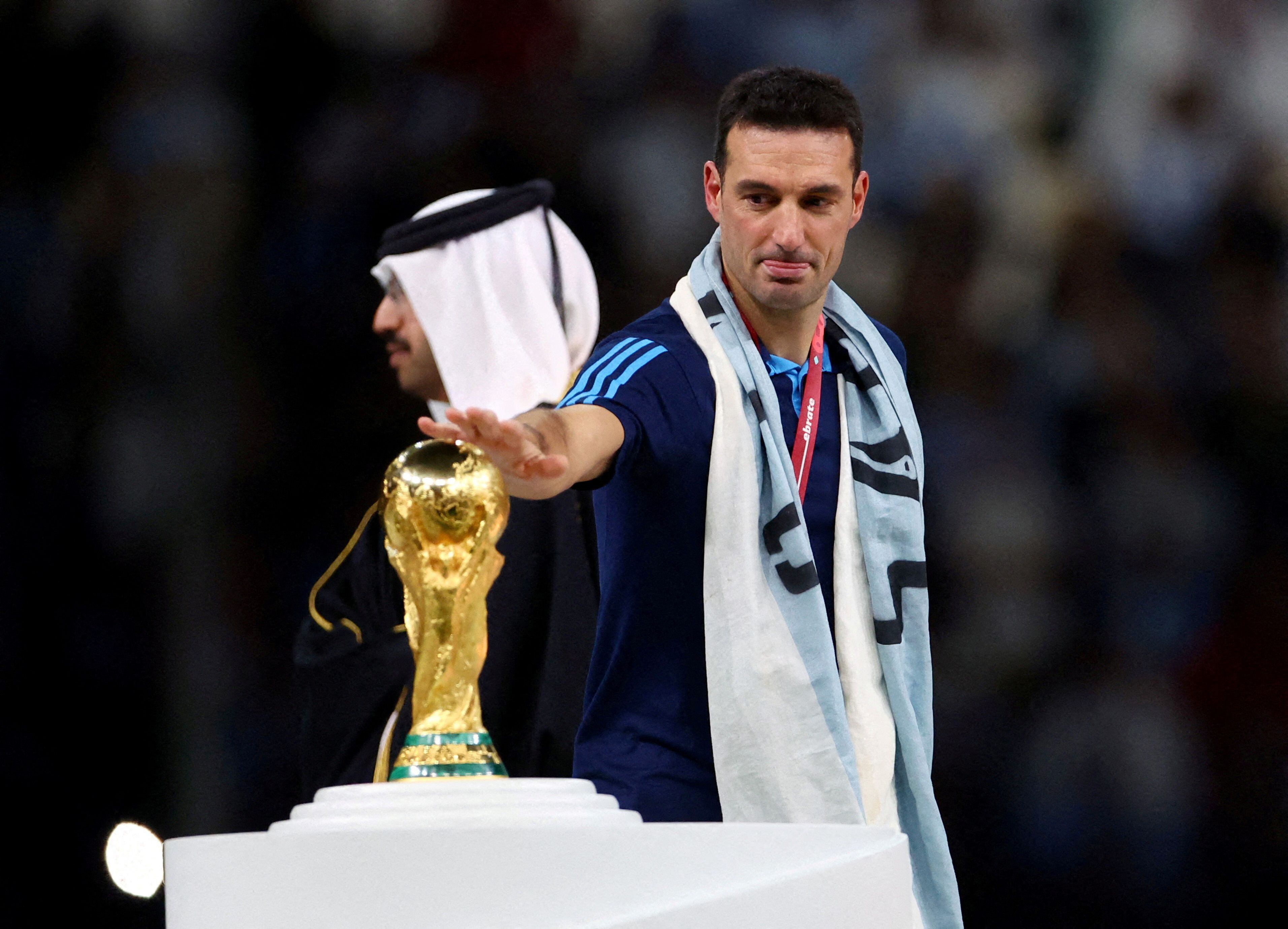 Scaloni reveló que se le brotó un sector de la panza un mes después de Qatar (Foto: Reuters)