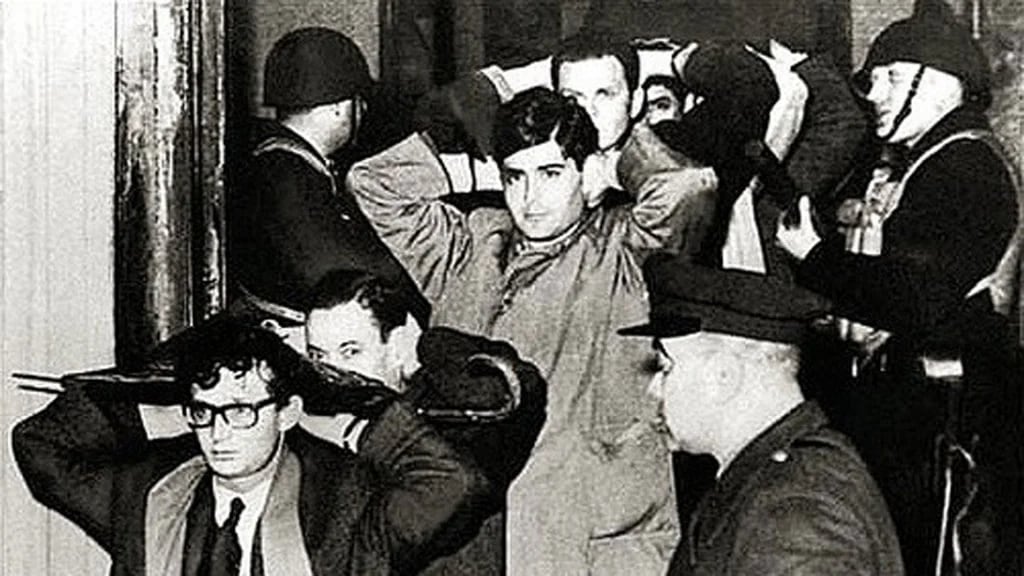 Se llamó Noche de los Bastones Largos a la represión del 29 de julio de 1966 contra profesores y estudiantes que resistían la intervención de la UBA y el fin de su autonomía