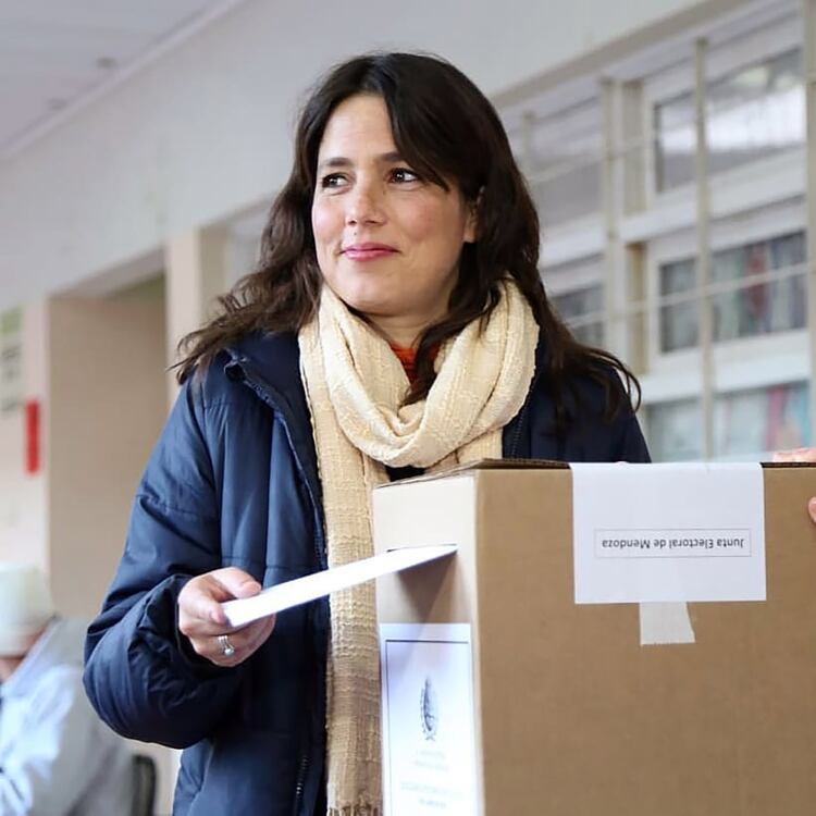 La precandidata mendocina de izquierda, Noelia Barbeito, se olvidó el DNI pero votó igual (www.facebook.com/Noelia.Barbeito.PTS)