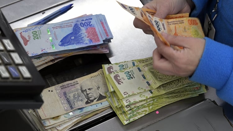 Cada vez se necesitan más pesos para comprar casi el mismo dólar (AFP)