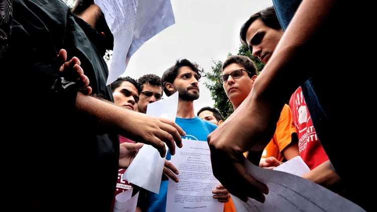 Estudiantes con el documento (Leo Álvarez)