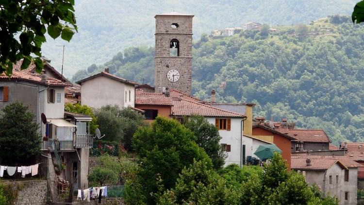Es una localidad italiana de la provincia de Lucca, Región de Toscana, con menos de 800 habitantes (Wikipedia)