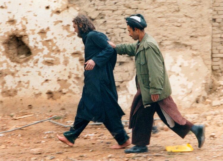 Lindh en 2001, cuando fue capturado por fuerzas afganas opositoras a los talibanes (Reuters)
