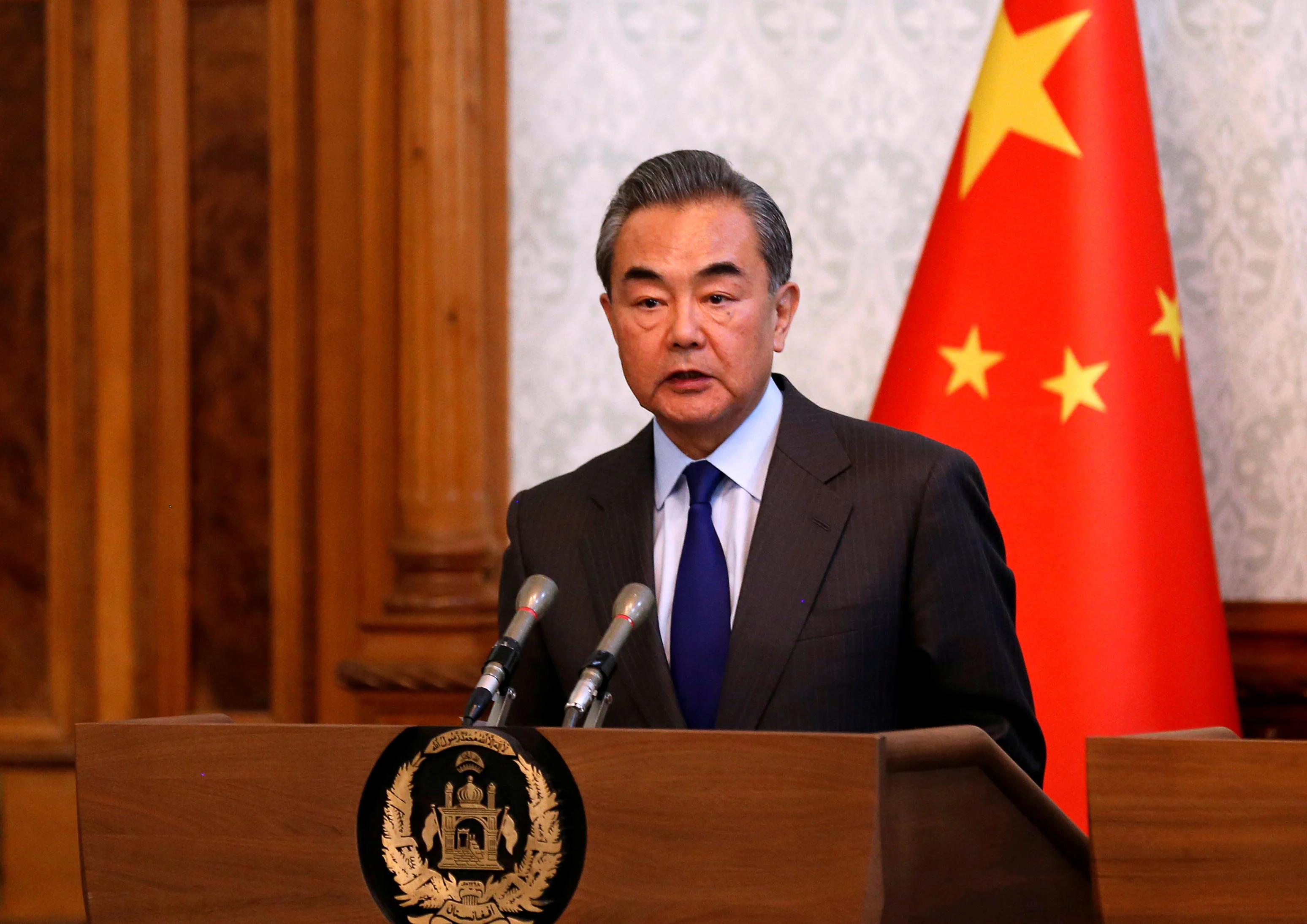 Wang Yi celebró el acuerdo alcanzado con la compañía  Xinjiang Central Asia Petroleum and Gas para la explotación de petróleo en la cuenca del Amu Darya (REUTERS)