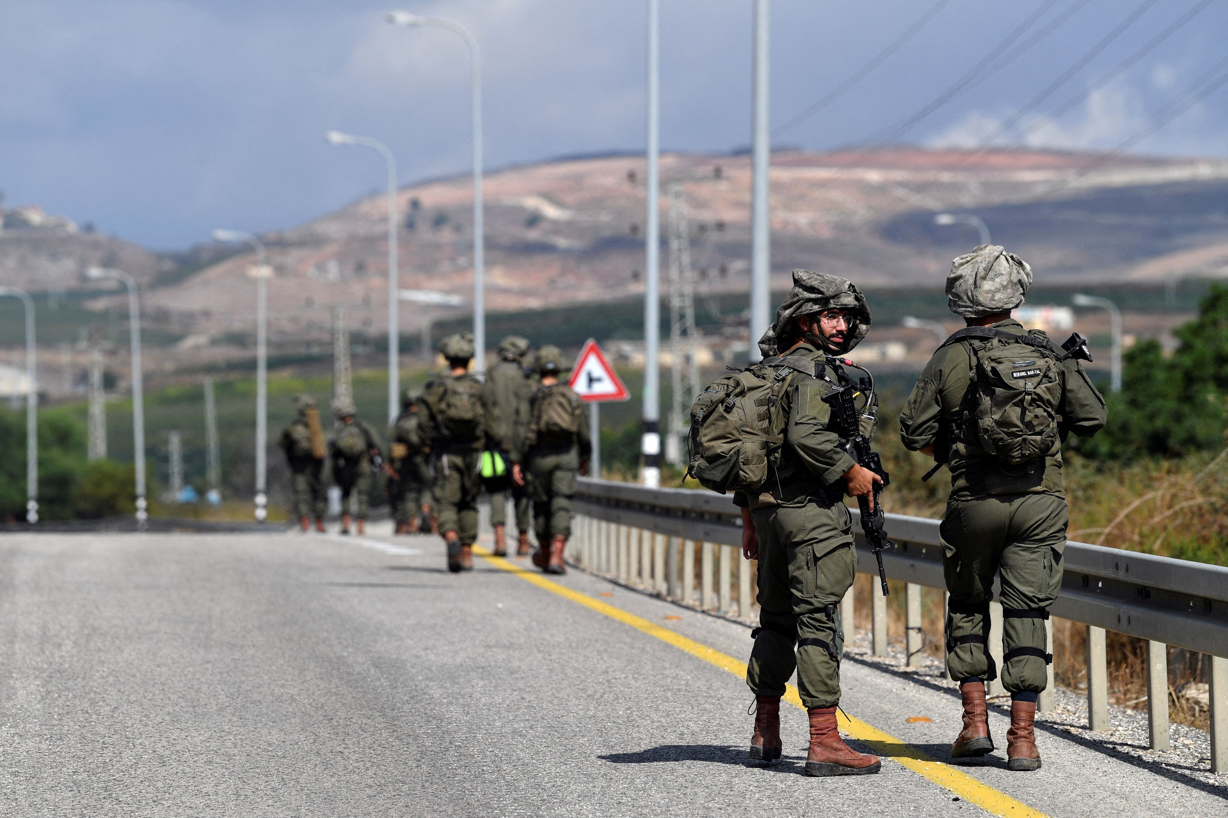 Soldados israelíes en la frontera con El Líbano en medio de los ataques de Hezbollah (REUTERS/Gil Eliyahu)