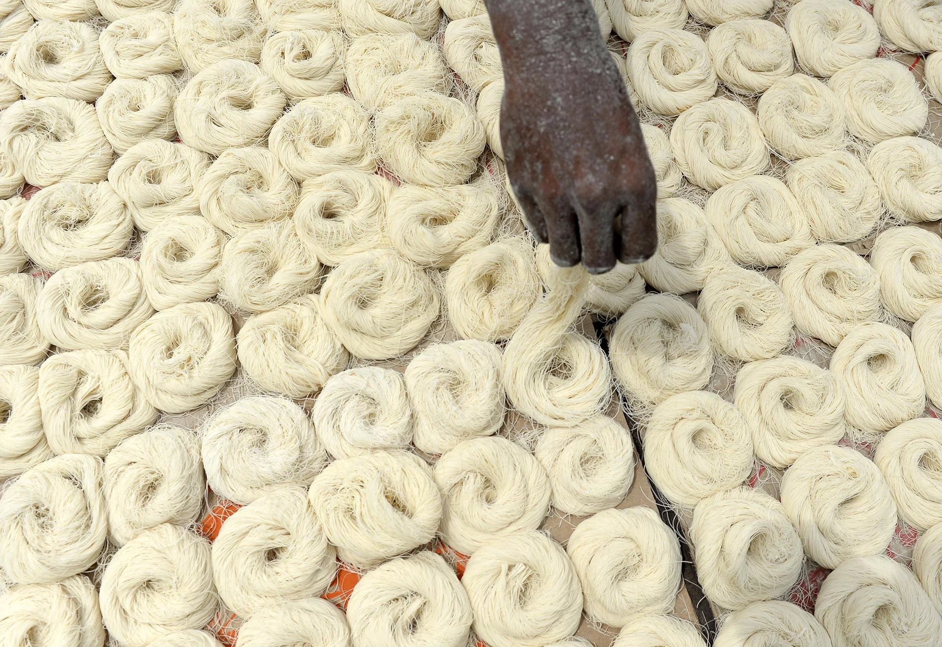 Un trabajador indio seca los fideos finos -que se utilizan para hacer el sheerkhorma, un plato tradicional preparado durante el mes de Ramadan- en Chennai