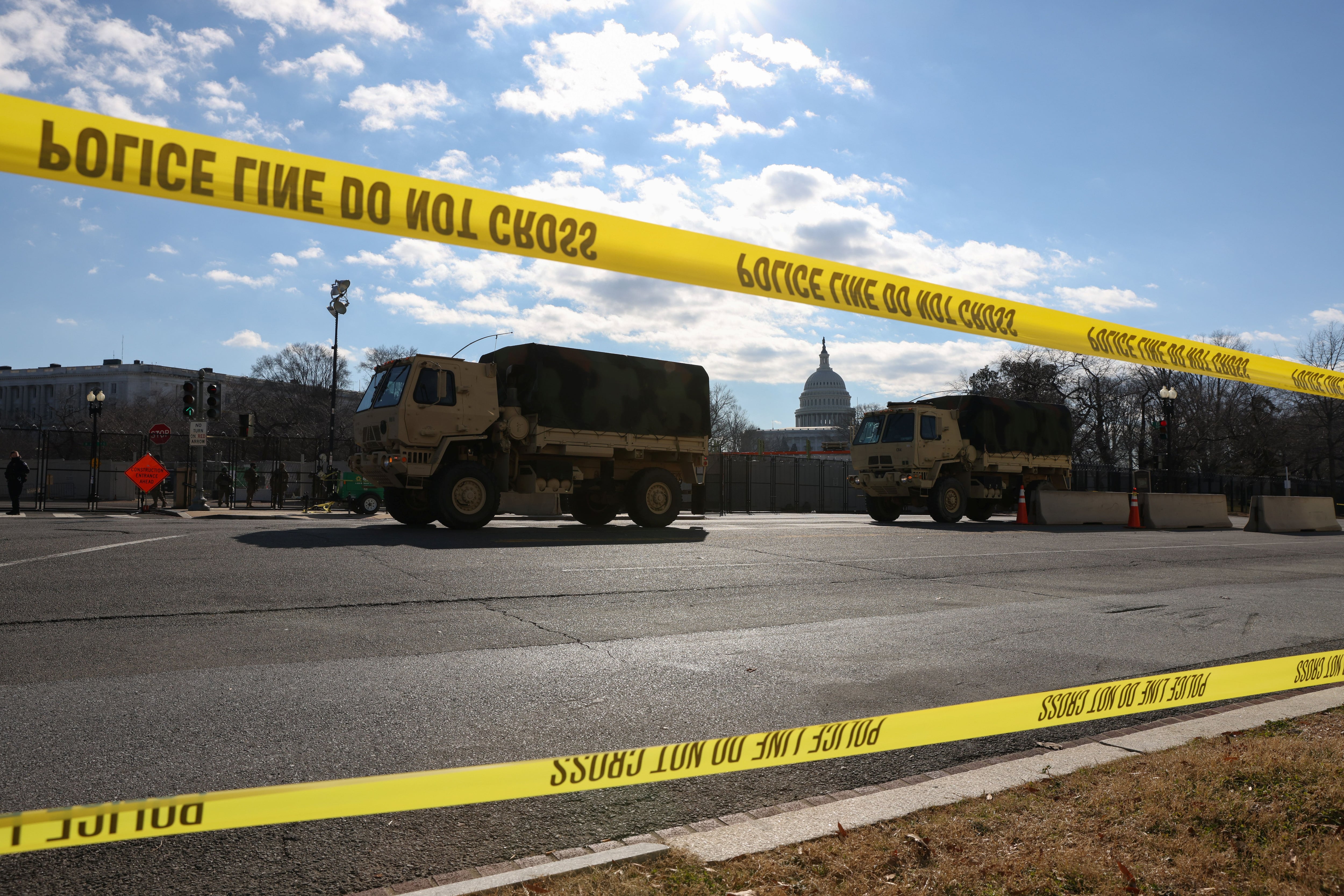 Vehículos militares en el Capitolio. REUTERS/Caitlin Ochs