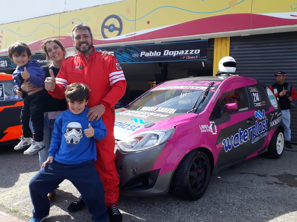 Papá, mamá, Santiago y Lautaro junto al auto que maneja el ex integrante del ejército de los Estados Unidos